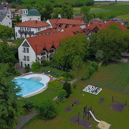 Hasik Hotel Magyarpolany Экстерьер фото