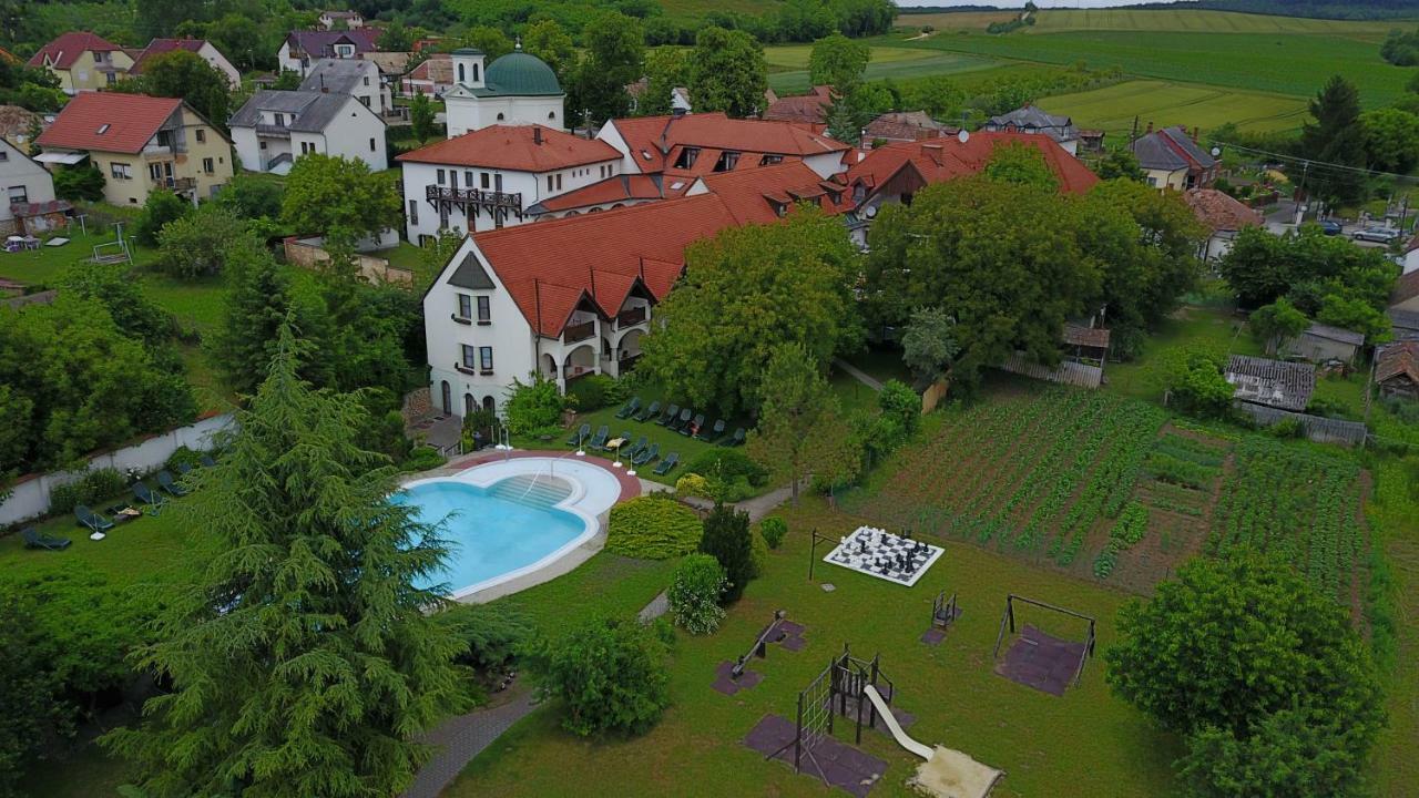 Hasik Hotel Magyarpolany Экстерьер фото